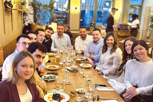 Δεν ξέρω εάν έτσι λύσει το δημογραφικό η Ζαχαράκη, αλλά προσπαθεί να βρει λύση και με τα παιδιά που έχουν πάει στο εξωτερικό. Η υπουργός είχε γεύμα με νέους, στελέχη της ΝΔ και της ΟΝΝΕΔ