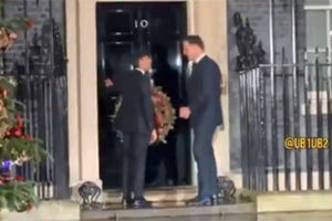 Και μετά λέμε τι ήταν αυτό που έκανε ο Εγλλέζος πρωθυπουργός. Εδώ βγήκε από την πρωθυπουργική κατοικία ο Ρίσι  Σούνακ