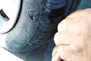 Ο 62χρονος τραυματίστηκε στο χέρι όταν έσκασε το λάστιχο