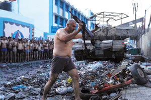 Παραδίδονται ημίγυμνοι στον στρατό του Ισραήλ