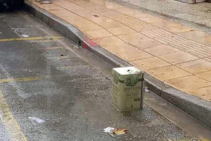 Ο άλλος για να… πιάσει τη θέση πάρκινγκ έξω από το σπίτι του έβαλε χθες μια… τενέκα