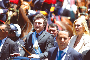 Πρόεδρος της Αργεντινής ορκίστηκε ο ακραία φιλελεύθερος Χαβιέρ Μιλέι. Χωρίς… πριόνια, αλλά με πριόνια που κρατούσαν οι δικοί του!