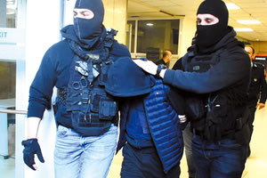 Ο 18χρονος κατά τη μεταφορά του στα δικαστήρια. Προθεσμία για να απολογηθεί την Πέμπτη πήρε ο 18χρονος.