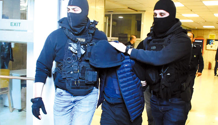 Ο 18χρονος κατά τη μεταφορά του στα δικαστήρια. Προθεσμία για να απολογηθεί την Πέμπτη πήρε ο 18χρονος.