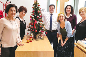 Είναι από τα πιο νευραλγικά γραφεία της περιφέρειας. Έχουν την υποστήριξη όλων των επιτροπών και του περιφερειακού συμβουλίου. Και τα κορίτσια του γραφείου είναι από τα πιο έμπειρα. Αλλά ποτέ δεν αφήνουν και έτσι…αστόλιστα όταν έρχονται γιορτές. Και χθες στόλισαν, έδωσαν την γιορτινή νότα και φυσικά ο αντιπεριφερειάρχης Νίκος Συριγωνάκης που τους ευχήθηκε