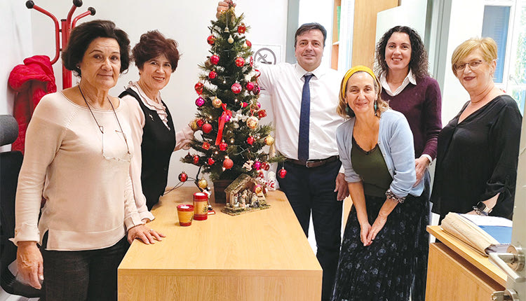 Είναι από τα πιο νευραλγικά γραφεία της περιφέρειας. Έχουν την υποστήριξη όλων των επιτροπών και του περιφερειακού συμβουλίου. Και τα κορίτσια του γραφείου είναι από τα πιο έμπειρα. Αλλά ποτέ δεν αφήνουν και έτσι…αστόλιστα όταν έρχονται γιορτές. Και χθες στόλισαν, έδωσαν την γιορτινή νότα και φυσικά ο αντιπεριφερειάρχης Νίκος Συριγωνάκης που τους ευχήθηκε