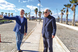 Ελεύθερο είναι από χθες στην κυκλοφορία των οχημάτων το τμήμα της παραλιακής από την οδό Ηροδότου έως την οδό Αρτεμισίας, ενώ σύντομα παραδίδεται και ο νέος κοινόχρηστος χώρος στην περιοχή των Θαλασσινών στην Νέα Αλικαρνασσό. Την περιοχή επισκέφθηκε χθες ο Δήμαρχος Ηρακλείου Β.Λαμπρινός ο οποίος είχε τη δυνατότητα να δει από κοντά την ολοκλήρωση της ανάπλασης της περιοχής που αναβαθμίστηκε και δημιουργήθηκε ένας χώρος περίπου 4 στρεμμάτων που δίνει τη δυνατότητα περιπάτου και συνάθροισης κοινού.