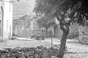 ΦΩΤΟΗΜΕΡΑΣ: Γερμανική Κατοχή. Ασθενοφόρο Phaenomen Granit προσπερνά την εκκλησία της Αγίας Κυριακής στην Κασταμονίστα. Φωτογραφία: Karl ONahal, 20 Οκτωβρίου 1942. Πηγή Θ. Μεταλληνός.