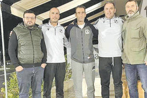 Στην φωτογραφία από αριστερά, ο αντιπρόεδρος του Ερασιτέχνη ΟΦΗ Νίκος Τσαμπουράκης, ο τεχνικός διευθυντής της Elite Ακαδημίας ποδοσφαίρου της ΠΑΕ ΟΦΗ, Θοδωρής Ελευθεριάδης (δεξιά) και οι προπονητές Μανώλης Πατεμτζής, Βασίλης Μαραγκάκης και Γιάννης Μύτης