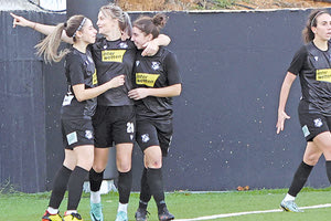 Μεγάλη νίκη με σκορ 3-2 πέτυχαν χθες οι Γυναίκες του ΟΦΗ, με πρωταγωνίστρια την Ριμπάνσκα που πέτυχε χατ-τρικ κόντρα στην Θεόνη Τρίκαλα 2011 στο ΒΑΚ, στην εξ αναβολής αναμέτρηση της 7ης αγωνιστικής της Α’ Εθνικής γυναικών. Με αυτή τη νίκη ο ΟΦΗ ανέβηκε στην 3η θέση με 18 βαθμούς αφήνοντας πίσω του την χθεσινή αντίπαλο του. Παρά το γεγονός ότι βρέθηκαν δύο φορές πίσω στο σκορ, αντέδρασαν και έκαναν την ανατροπή παίρνοντας το πολύτιμο τρίποντο. Η ομάδα των Τρικάλων προηγήθηκε στο 6΄με την Μπουζινού. Ο ΟΦΗ απάντησε στο 8΄, με γκολ της Ριμπάνσκα. Στο 23΄τα Τρίκαλα προηγήθηκαν ξανά, με πλασέ της Μπετανκούρ. Το 2-2 έγινε στο 34΄ο ΟΦΗ, με κοντινό σουτ της Ριμπάνσκα. Στο 72΄τα Τρίκαλα κέρδισαν πέναλτι, το οποίο εκτέλεσε η Μπετανκούρ, όμως η Γκούρτνερ απέκρουσε. Στην επαναφορά η Κολομβιανή προσπάθησε να πάρει το ριμπάουντ και τραυματίστηκε σοβαρά. Στο 82΄έγινε η ολική ανατροπή με πέναλτι που κέρδισε η Καλαμπέροβα και εκτέλεσε εύστοχα η Ριμπάνσκα, κάνοντας το 3-2 μαζί με το δικό της χατ-τρίκ. ΟΦΗ: Γκούρτνερ, Πέιου, Μουστάκ, Γουνάκη, Κυδωνάκη, Δρακογιαννάκη, Ριμπάνσκα, Καλαμπέροβα, Πατερνά, Ζέρβα, Κουκουλάκη. Αγωνίστηκαν και οι Ραπάνη, Σηφάκη, Παπακωνσταντή, Αεράκη. *Η γυναικεία ομάδα του ΠΑΟΚ παραμένει πρώτη με το απόλυτο, κερδίζοντας χθες την ΑΟ ΡΕΑ με 1-0 στο Ρέθυμνο στον εξ’ αναβολής αγώνα της 3ης αγωνιστικής. Το γκολ πέτυχε η Γκούνη στο 78΄, μετά από κόρνερ της Μήτκου, με πλασέ.