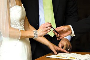 Το Ηράκλειο… πρωτοτυπεί: Πολιτικοί γάμοι και κουφέτα στα διαλείμματα του Μονομελούς