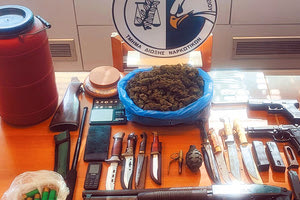 Τον έπιασαν με όπλα και ναρκωτικά