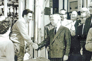 ΦΩΤΟΗΜΕΡΑΣ: 1963. Προεκλογική περιοδεία στο κέντρο και  στα καταστήματα των Χανίων. Ο Σοφοκλης Βενιζέλος χαιρετάει τον Καλλιγέρη που είχε το υαλοπωλείο στην Τσουδερών τότε. Πίσω του ο Κωνσταντίνος Μητσοτάκης. Διακρίνεται ακόμη ο Πολυχρονίδης, ο πατέρας του Σήφη Βαλυράκη, ο Μουντάκης  κ.ά. (φωτο Babbis Fotos).