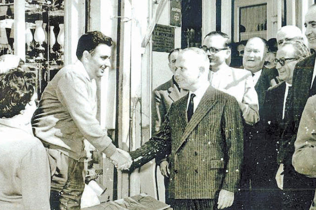 ΦΩΤΟΗΜΕΡΑΣ: 1963. Προεκλογική περιοδεία στο κέντρο και στα καταστήματα των Χανίων. Ο Σοφοκλης Βενιζέλος χαιρετάει τον Καλλιγέρη που είχε το υαλοπωλείο στην Τσουδερών τότε. Πίσω του ο Κωνσταντίνος Μητσοτάκης. Διακρίνεται ακόμη ο Πολυχρονίδης, ο πατέρας του Σήφη Βαλυράκη, ο Μουντάκης κ.ά. (φωτο Babbis Fotos).