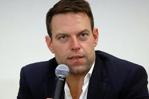 Σε εκδήλωση του Κύκλου Νέων Επιχειρηματιών εμφανίστηκε το βράδυ της Τετάρτης ο πρόεδρος του ΣΥΡΙΖΑ  Στ. Κασσελάκης με ένα σημάδι στα χείλη