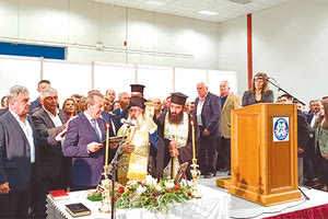 Η αλήθεια είναι πως στη χθεσινή ορκωμοσία του νέου δημάρχου Χερσονήσου επικρατούσε το αδιαχώρητο κι από τις 4.00 και μετά η στάθμευση στο χώρο του ΔΕΚΚ ήταν πολύ δύσκολη. Κάποιοι ζορίστηκαν να παρκάρουν και κάποιοι άλλοι έφθασαν καθυστερημένοι και… απολογούμενοι.