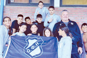 Αθλητές και αθλήτριες του ΟΦΗ με τον προπονητή τους