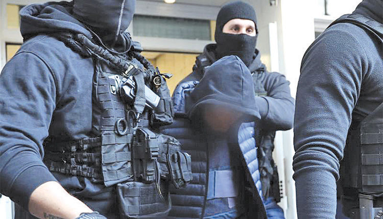 Στη φυλακή ο 18χρονος που εκτόξευσε την κροτίδα στον αστυνομικό