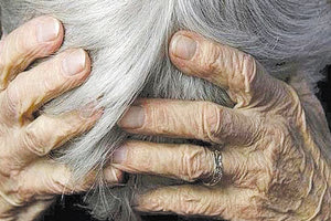 Η 87χρονη τραυμάτισε τον αλλοδαπό ο οποίος προηγουμένως την είχε γρονθοκοπήσει