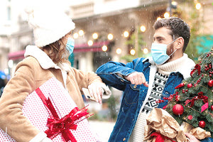 Βρετανοί ειδικοί συστήνουν: Τα Χριστούγεννα αφήστε τις χειραψίες και αρχίστε τις αγκωνιές