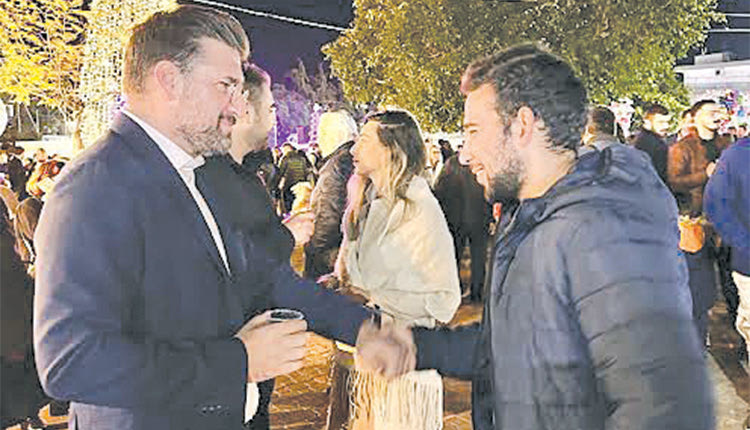 Στην κατάμεστη πλατεία Κατσαμάνη στο Γάζι 
έγινε το άναμμα του χριστουγεννιάτικου δέντρου
