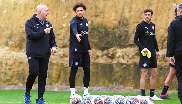 Ο Μελ στην προπόνηση με τον Μπάκιτς που επιστρέφει μετά τις 30/10