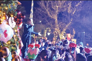 Με μια λαμπερή εκδήλωση και τη Μελίνα Ασλανίδου η φωταγώγηση του δέντρου στα Ανώγεια