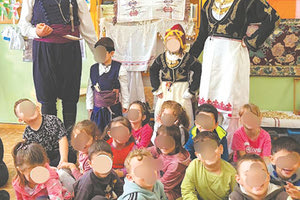 ΠΡΟΓΡΑΜΜΑ ”ΠΟΛΙΤΙΣΤΙΚΗ ΠΑΡΕΜΒΑΣΗ” ΑΠΟ ΤΗΝ ΠΡΩΤΟΒΑΘΜΙΑ ΕΚΠΑΙΔΕΥΣΗ ΝΟΜΟΥ ΗΡΑΚΛΕΙΟΥ  Τα νηπιαγωγάκια... μαθαίνουν τα ήθη και τα έθιμα του τόπου μας