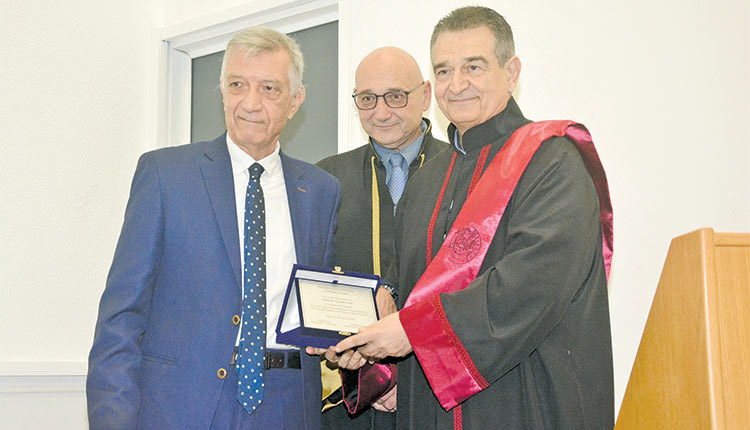 ΣΕ ΚΛΙΜΑ ΣΥΓΚΙΝΗΣΗΣ Η ΤΕΛΕΤΗ ΟΡΚΩΜΟΣΙΑΣ ΚΑΙ ΑΠΟΝΟΜΗΣ ΠΤΥΧΙΩΝ ΣΤΗΝ ΙΑΤΡΙΚΗ ΣΧΟΛΗ ΤΟΥ Π.Κ.
39 χρόνια, 2.849 απόφοιτοι, 954 ενεργοί φοιτητές 
