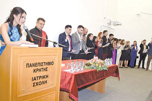 ΣΕ ΚΛΙΜΑ ΣΥΓΚΙΝΗΣΗΣ Η ΤΕΛΕΤΗ ΟΡΚΩΜΟΣΙΑΣ ΚΑΙ ΑΠΟΝΟΜΗΣ ΠΤΥΧΙΩΝ ΣΤΗΝ ΙΑΤΡΙΚΗ ΣΧΟΛΗ ΤΟΥ Π.Κ. 39 χρόνια, 2.849 απόφοιτοι, 954 ενεργοί φοιτητές