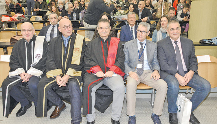 ΣΕ ΚΛΙΜΑ ΣΥΓΚΙΝΗΣΗΣ Η ΤΕΛΕΤΗ ΟΡΚΩΜΟΣΙΑΣ ΚΑΙ ΑΠΟΝΟΜΗΣ ΠΤΥΧΙΩΝ ΣΤΗΝ ΙΑΤΡΙΚΗ ΣΧΟΛΗ ΤΟΥ Π.Κ.
39 χρόνια, 2.849 απόφοιτοι, 954 ενεργοί φοιτητές 
