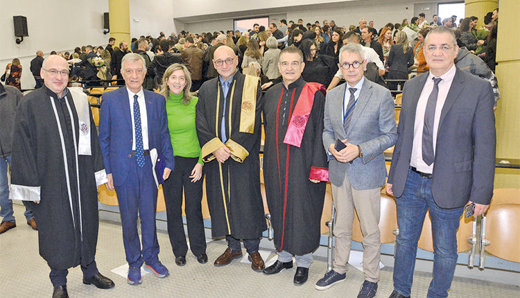 ΣΕ ΚΛΙΜΑ ΣΥΓΚΙΝΗΣΗΣ Η ΤΕΛΕΤΗ ΟΡΚΩΜΟΣΙΑΣ ΚΑΙ ΑΠΟΝΟΜΗΣ ΠΤΥΧΙΩΝ ΣΤΗΝ ΙΑΤΡΙΚΗ ΣΧΟΛΗ ΤΟΥ Π.Κ.
39 χρόνια, 2.849 απόφοιτοι, 954 ενεργοί φοιτητές 
