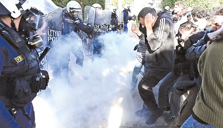 ΕΞΩ ΑΠΟ ΤΟ ΞΕΝΟΔΟΧΕΙΟ ΠΟΥ ΓΙΝΟΤΑΝ Η ΣΥΝΟΔΟΣ ΤΩΝ ΠΡΥΤΑΝΕΩΝ
Ένταση και επεισόδια   στη διαμαρτυρία 
των φοιτητών κατά  των ιδιωτικών πανεπιστημίων 