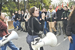 ΕΞΩ ΑΠΟ ΤΟ ΞΕΝΟΔΟΧΕΙΟ ΠΟΥ ΓΙΝΟΤΑΝ Η ΣΥΝΟΔΟΣ ΤΩΝ ΠΡΥΤΑΝΕΩΝ Ένταση και επεισόδια στη διαμαρτυρία των φοιτητών κατά των ιδιωτικών πανεπιστημίων