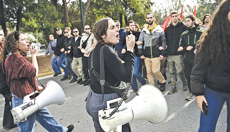 ΕΞΩ ΑΠΟ ΤΟ ΞΕΝΟΔΟΧΕΙΟ ΠΟΥ ΓΙΝΟΤΑΝ Η ΣΥΝΟΔΟΣ ΤΩΝ ΠΡΥΤΑΝΕΩΝ Ένταση και επεισόδια στη διαμαρτυρία των φοιτητών κατά των ιδιωτικών πανεπιστημίων