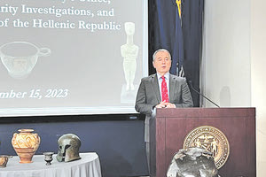 Ο κυνηγός των αρχαιοκάπηλων επέστρεψε στη χώρα μας 30 αρχαιότητες, ανάμεσά τους και μινωικές