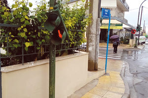 Έχει πάρει… ανάποδες το φανάρι στην οδό ΕΟΚ, το οποίο κρέμεται από τα καλώδιά του και είναι θέμα χρόνου να πέσει στο έδαφος.