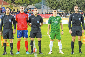 Οι διαιτητές με τους αρχηγούς των ομάδων