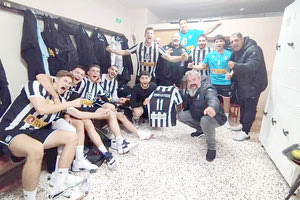 Οι παίκτες του ΟΦΗ αφιέρωσαν στον Ρουμελιωτάκη τη μεγάλη νίκη στη Φλώρινα