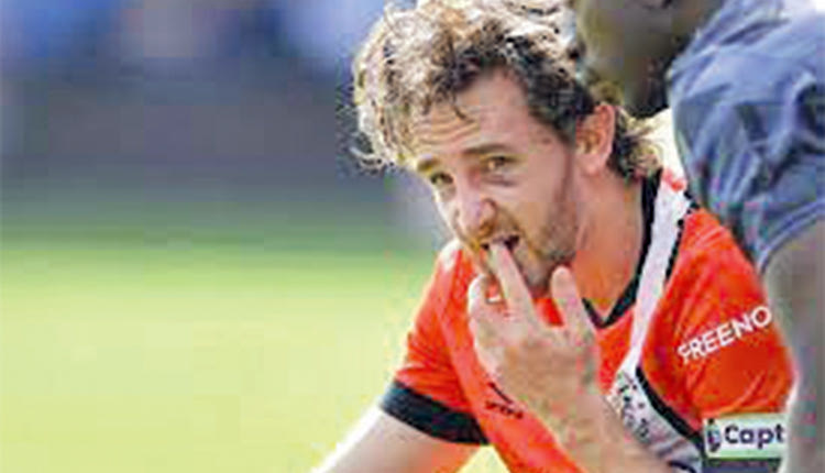 Τη διακοπή του αγώνα της Πρέμιερ Λιγκ ανάμεσα στη Μπόρνμουθ και τη Λούτον, προκάλεσε η κατάρρευση του αρχηγού των φιλοξενούμενων, Τομ Λόκιερ, 