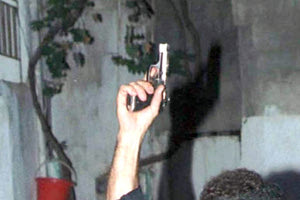 Πυροβόλησε στον αέρα για εκφοβισμό, αλλά δεν γλίτωσε το ξύλο