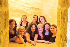 Παραδοσιακά κάλαντα από τις γειτονιές του κόσμου από το Thirathen Vocal Group