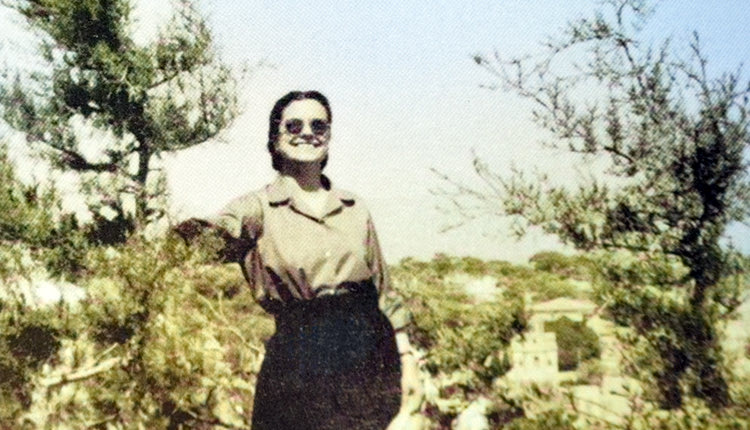 Η Ασπασία Παπουτσάκη φωτογραφία του έτους 1940, λίγο 
πριν ξεσπάσει ο Ελληνοϊταλικός πόλεμος