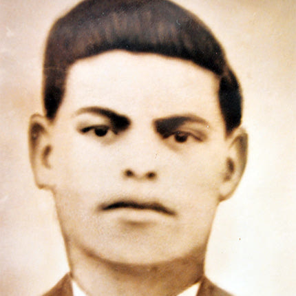 Ο Γιάννης Λιονάκης ή Μοσκιός από το Καστέλλι Πεδιάδος. Σκοτώθηκε από έκρηξη δυναμίτιδας (σεντίτιδας) στις 26 Ιουνίου 1945, στην προσπάθειά του να ανατινάξει ένα πελώριο κορμό βελανιδιάς για να συλλέξει ξύλα για τον φούρνο του πατέρα του
