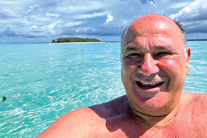 Όταν δεν ταξιδεύει, σχεδιάζει τους επόμενους προορισμούς