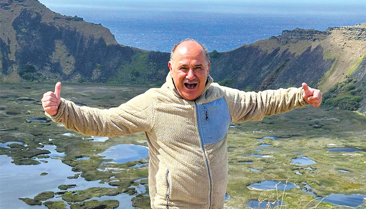 Όταν δεν ταξιδεύει, σχεδιάζει τους επόμενους προορισμούς