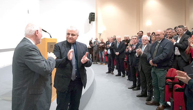 Ο κ. Ταβερναράκης μίλησε για τον κ. Οικονόμου σε κλίμα συγκίνησης