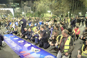 Πορεία ένστολων και καθιστική διαμαρτυρία
