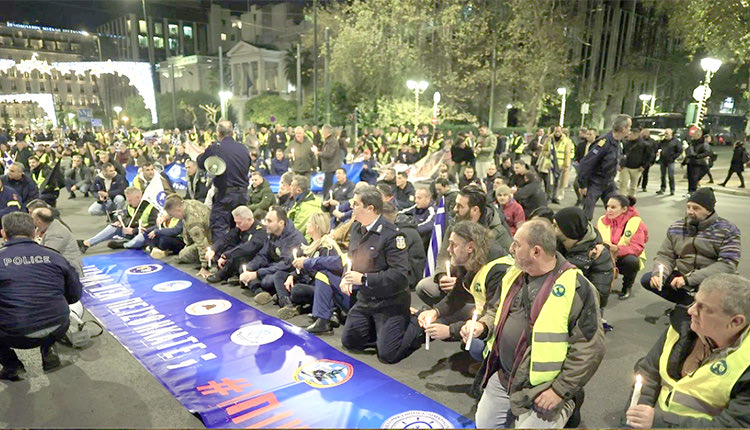 Πορεία ένστολων και καθιστική διαμαρτυρία