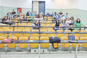 Οι περίπου 40 γιατροί επέστρεψαν στο Αμφιθέατρο 2 της Ιατρικής Σχολής, εκεί που έκαναν μάθημα πριν 30 χρόνια